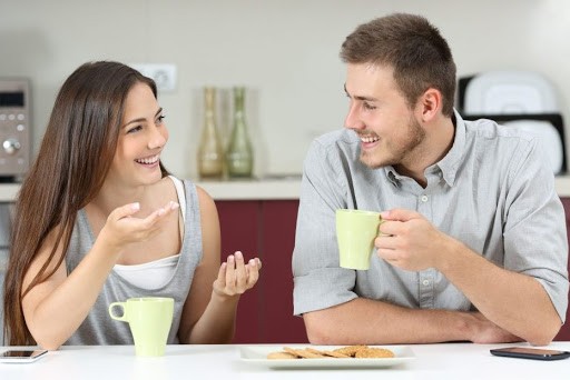 Conversation with your spouse - 10 عامل بسیار مهم که میزان رضایت از زندگی زناشویی را بالا می‌برند