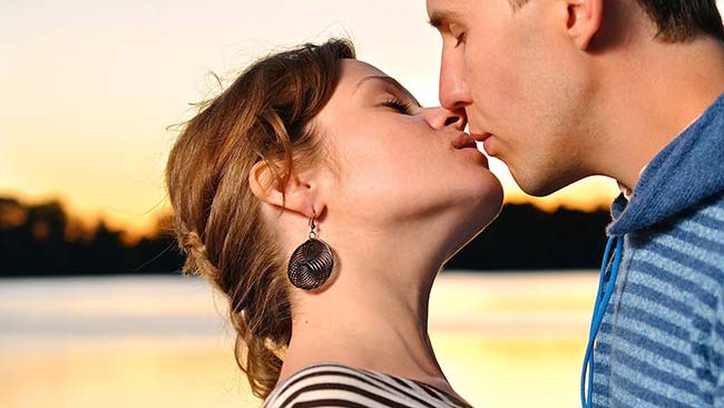 romance kiss - 10 عامل بسیار مهم که میزان رضایت از زندگی زناشویی را بالا می‌برند