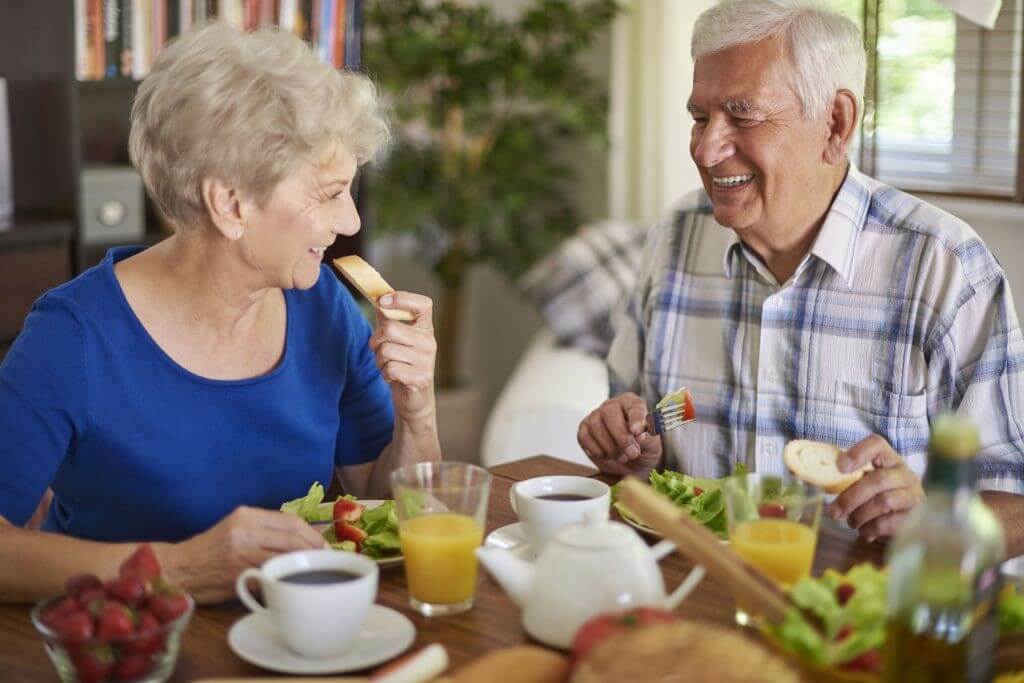 سالم در دوران سالمندی - سالمندان با رعایت این نکات تغذیه‌ای، سالم و شاداب خواهند ماند