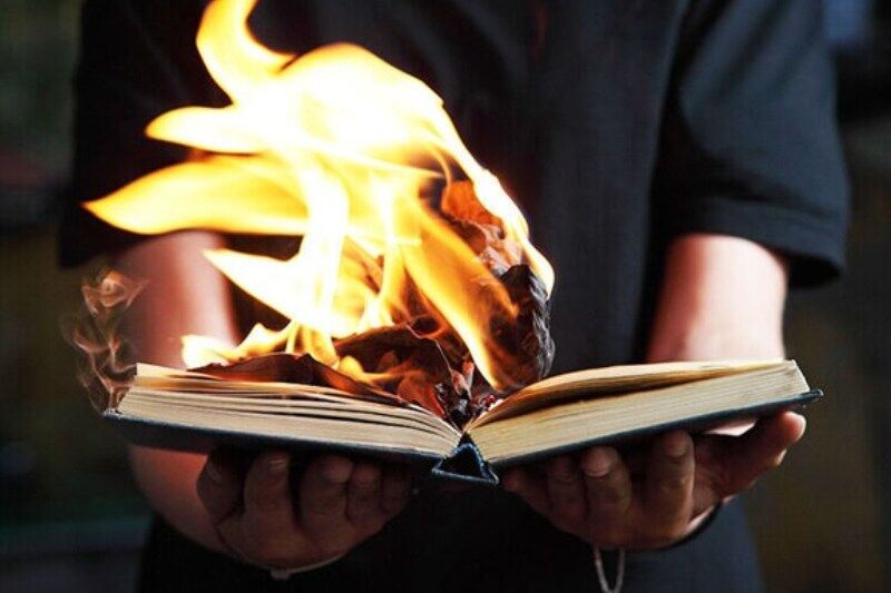 سوزاندن کتاب هاریسون