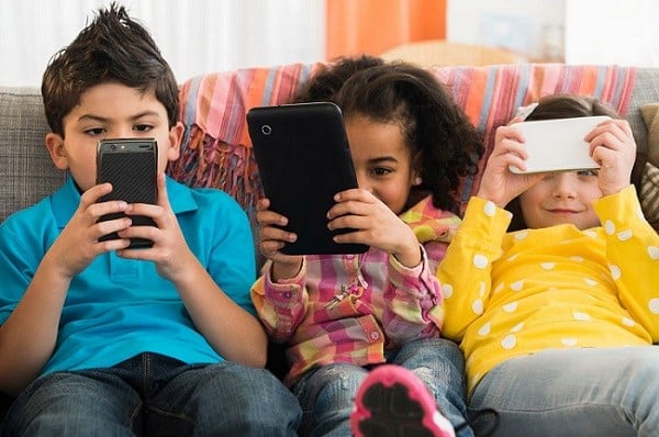 مخرب گوشی های هوشمند - والدین چگونه می‌توانند استفاده بچه‌ها از گوشی هوشمند را مدیریت کنند؟