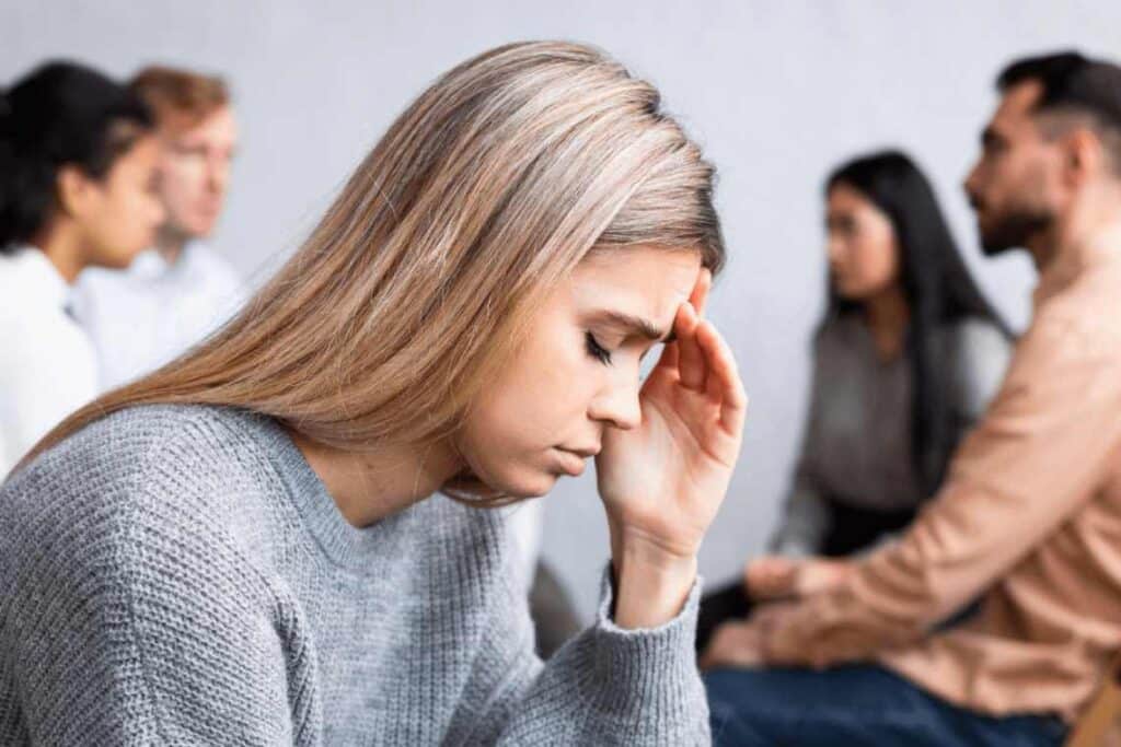 اضطراب اجتماعی  - اختلال اضطراب اجتماعی چه علائمی دارد و چگونه درمان می‌شود؟