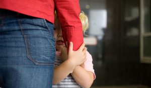 خجالتی 300x175 - خانواده سلامت بنیان-خدمات حضوری و آنلاین روانشناسی و آموزش روابط زناشویی